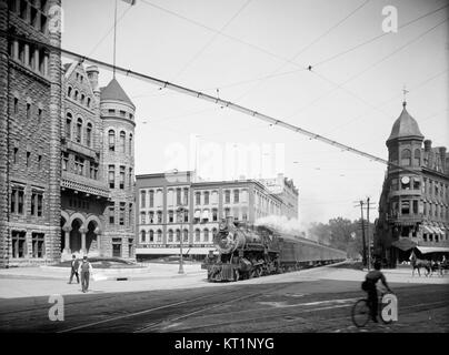 Detroit Publishing - Empire State Express (New York Central Railroad), die durch Washington Street, Syracuse, N.Y. Stockfoto