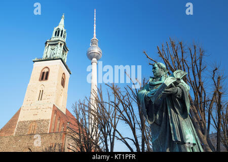 BERLIN, DEUTSCHLAND, Februar, 13, 2017: Die staue der Reformator Martin Luther vor der Marienkirche von Paul Martin Otto und Robert Toberenth ( Stockfoto