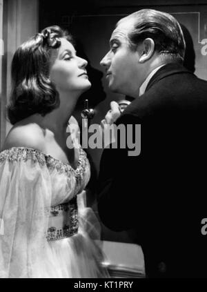 Ein Werbebild aus dem Film „Ninotchka“ aus dem Jahr 1939 mit Greta Garbo und Melvyn Douglas, das einen komödiantischen Moment zwischen den Hauptcharakteren zeigt. Stockfoto