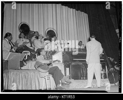 Dieses Bild aus den Jahren 1938 bis 1948 zeigt prominente Jazzmusiker wie Duke Ellington, Junior Raglin, Juan Tizol, Barney Bigard, Ben Webster, Harry Carney, Rex William Stewart und Sonny Greer halten einen legendären Moment der Jazzgeschichte fest. Stockfoto