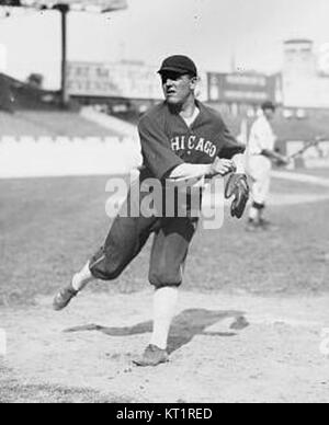 Eddie Cicotte war ein professioneller Baseball-Pitcher, der vor allem für seine Beteiligung am Black Sox-Skandal von 1919 bekannt war. Er spielte für die Chicago White Sox und wurde später wegen seiner Rolle bei der Verschwörung zur Throw the World Series vom Baseball ausgeschlossen. Stockfoto