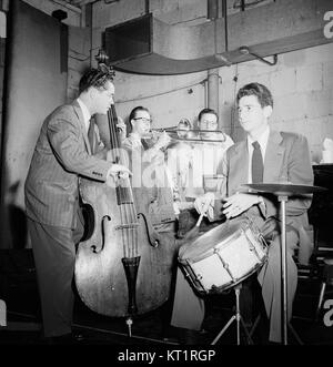 Dieses Foto zeigt prominente Jazzmusiker Eddie Safranski, Kai Winding, Stan Kenton, Pete Rugolo und Shelly Manne im Januar 1947. In den späten 1940er Jahren prägten sie den Sound des Jazz Stockfoto