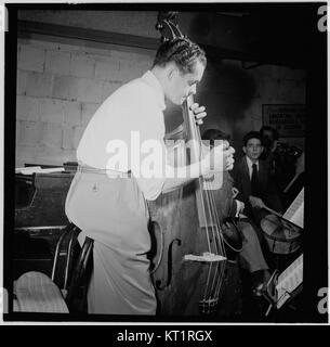 Dieses Foto, aufgenommen von William P. Gottlieb, zeigt Eddie Safranski und Shelly Manne, zwei prominente Jazzmusiker, um Januar 1947. Das Bild fängt einen Moment der Jazzgeschichte in der Mitte des 20. Jahrhunderts ein. Stockfoto