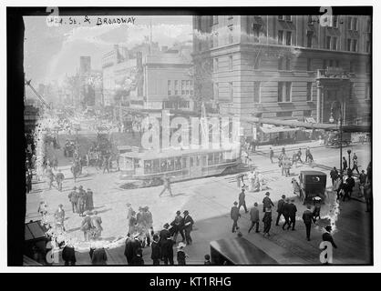 Ein historisches Foto, das die legendäre Kreuzung von 42nd Street und Broadway in New York City zeigt. Bekannt für seine lebhafte Atmosphäre, repräsentiert dieser Ort das geschäftige Herz von Manhattans Theaterviertel und Geschäftszentrum. Stockfoto