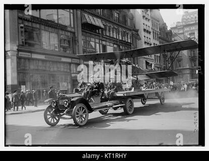 Dieses Bild zeigt einen Moment im Zusammenhang mit der Feier des 4. Juli, einem bedeutenden Nationalfeiertag in den Vereinigten Staaten zur Erinnerung an seine Unabhängigkeit. Das Bild spiegelt die festliche Atmosphäre dieses amerikanischen Feiertags wider. Stockfoto