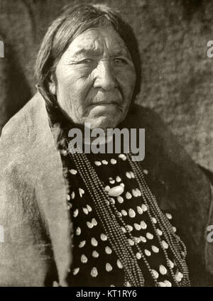 Edward S. Curtis, ein US-amerikanischer Fotograf und Ethnologe, ist bekannt für seine umfangreiche Dokumentation von Indianerstämmen im frühen 20. Jahrhundert. Seine Sammlung umfasst Porträts und Artefakte, die wertvolle Einblicke in die Kulturen und Traditionen indigener Völker in den Vereinigten Staaten geben. Stockfoto