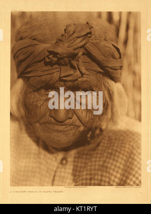 Edward S. Curtis, ein renommierter Fotograf, hat dieses Bild als Teil seiner Sammlung aufgenommen, die die Kultur der Ureinwohner dokumentiert. Das Foto spiegelt die Traditionen und Lebensweise der indigenen Völker wider. Stockfoto