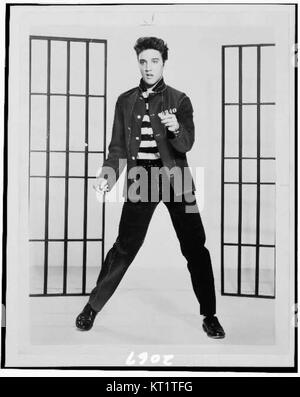 Elvis Presley spielte 1957 in dem Film *Jailhouse Rock* den legendären Song, der zu einem seiner berühmtesten Hits wurde und seine Rolle als Kulturikone im frühen Rock and Roll darstellte. Stockfoto