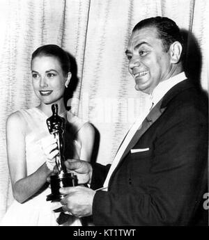 Ernest Borgnine war ein renommierter US-amerikanischer Schauspieler, der 1955 den Academy Award als bester Schauspieler für seine Rolle im Film *Marty* gewann. Borgnineâ Karriere erstreckte sich über sechs Jahrzehnte, und er ist bekannt für seine Vielseitigkeit in Film und Fernsehen. Stockfoto