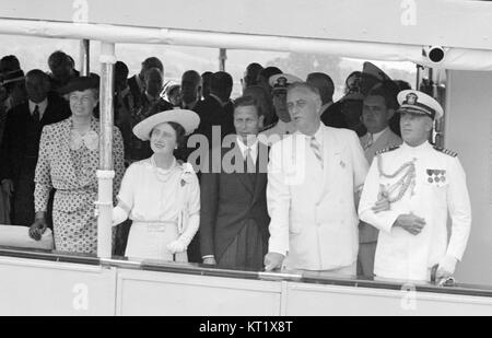 Dieses historische Foto zeigt US-Präsident Franklin D. Roosevelt und König George VI. Des Vereinigten Königreichs an Bord der Potomac am 9. Juni 1939. Das Bild zeigt den Moment während ihres Treffens und symbolisiert die starken diplomatischen Beziehungen zwischen den beiden Nationen während dieser Zeit. Stockfoto