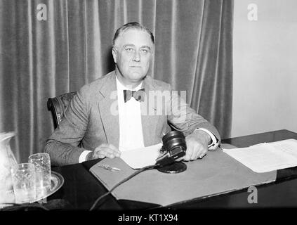 Dieses Foto zeigt Präsident Franklin D. Roosevelt am 28. Juni 1934, einen entscheidenden Moment in der Geschichte der USA. Das Bild markiert einen bedeutenden Zeitraum während der Großen Depression und Roosevelts New Deal-Reformen. Stockfoto
