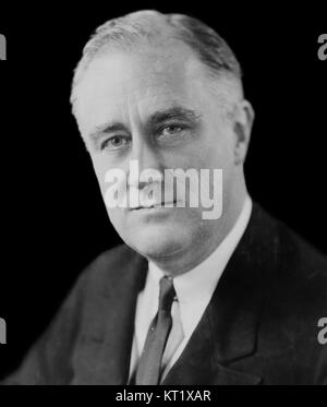 Dieses Foto zeigt Franklin D. Roosevelt 1933, aufgenommen in den ersten Jahren seiner Präsidentschaft. Das Bild fängt einen bedeutenden Moment während seiner ersten Amtszeit ein, als er die Herausforderungen der Großen Depression bewältigte. Stockfoto