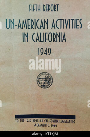 Der Fünfte Bericht 1949 über die Aktivitäten der UNO in Kalifornien beschreibt Untersuchungen über mutmaßliche subversive Aktivitäten und politische Gruppen in der Nachkriegszeit, wobei er sich auf Einzelpersonen und Organisationen konzentriert, die mit kommunistischen Ideologien in Verbindung gebracht werden. Stockfoto