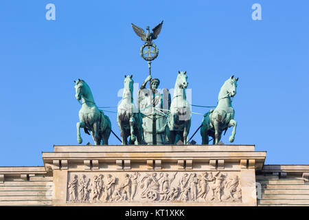 Berlin - Das Werk der Quadriga (Göttin Eirene) auf der Oberseite des Brandenburger Tor von Johann Gottfried Schadow (1764-1850). Stockfoto