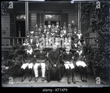 Dieses Foto von 1898 zeigt eine Gruppe von Studenten des Saint Louis College an ihrem ersten Kommuniontag. Von Bruder Bertram erobert, stellt sie einen bedeutenden religiösen und kulturellen Moment in der Geschichte der Schule dar. Stockfoto