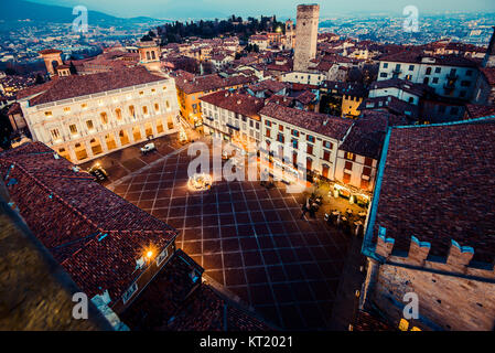 Bergamo Alta Altstadt bei Sonnenuntergang - S. Maria Maggiore Piazza Vecchia - Lombardei Italien Stockfoto