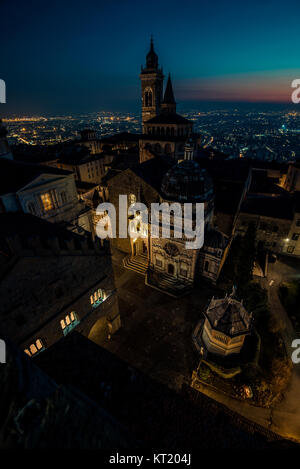 Bergamo Alta Altstadt bei Sonnenuntergang - S. Maria Maggiore Piazza Vecchia - Lombardei Italien Stockfoto