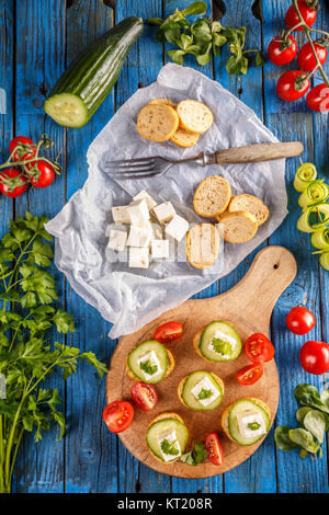 Brot Zwieback gekrönt mit einem Würfel von Feta Stockfoto