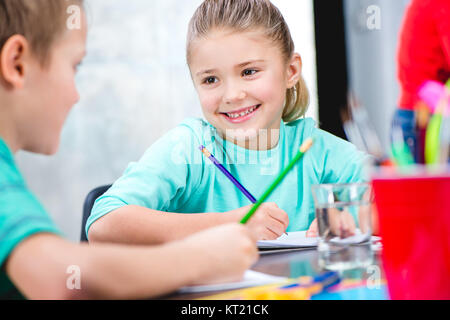 Süße Kinder zeichnen Stockfoto