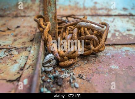 Enge, rostige Kette auf Boot Stockfoto