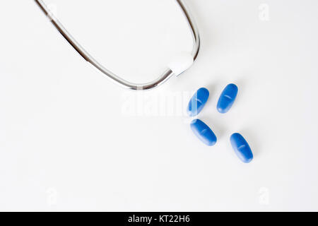 Blaue Pillen mit Stethoskop Stockfoto