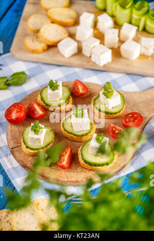 Brot Zwieback gekrönt mit einem Würfel von Feta Stockfoto