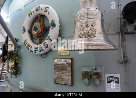 Die Silberne Schiffsglocke auf der HMS Belfast günstig in der Themse Teil des Imperial War Museum London England United Kingdom UK Stockfoto