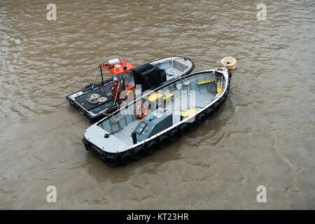 Zwei Livetts Sicherheit Boote Artemis und Lima Lima Günstig in der Themse in der Nähe der HMS Belfast London England United Kingdom UK Stockfoto