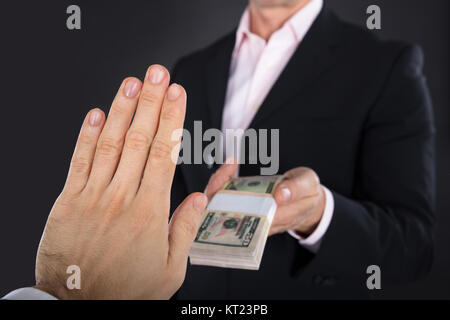 Nahaufnahme eines Geschäftsmannes Hand verweigern Bestechungsgelder Stockfoto