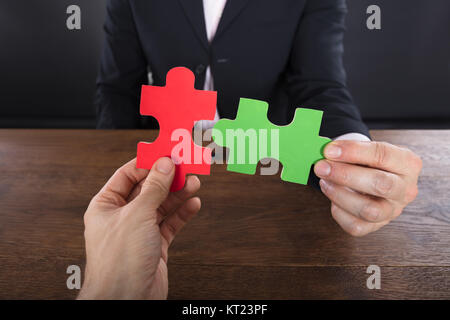 Zwei Geschäftsleute, Jigsaw Pieces Stockfoto