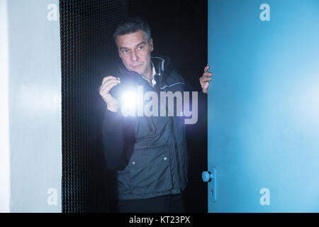 Security Guard Stand in der Nähe der Tür Stockfoto