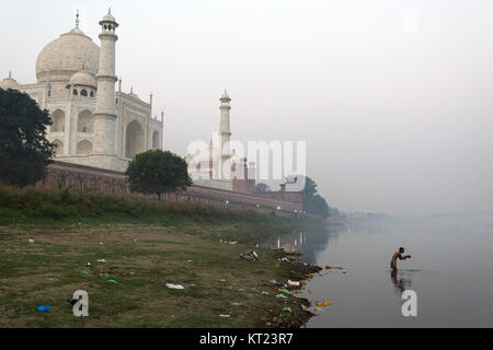 Ein hindi Mann tun, der morgen Rituale in washin Yamuna Fluss vor Taj Mahal, Müll am Flussufer, Agra, Uttar Pradesh, Indien. Stockfoto