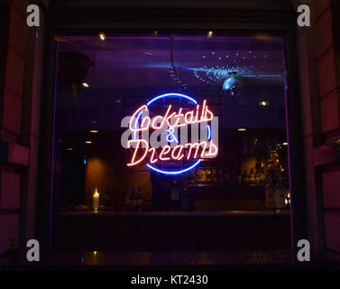 Neonlicht Zeichen' Cocktails und Träume." Bar Fenster in der Altstadt von Stockholm. Stockfoto