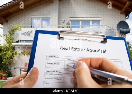 Person Hand Befüllen Real Estate Appraisal Dokument Stockfoto