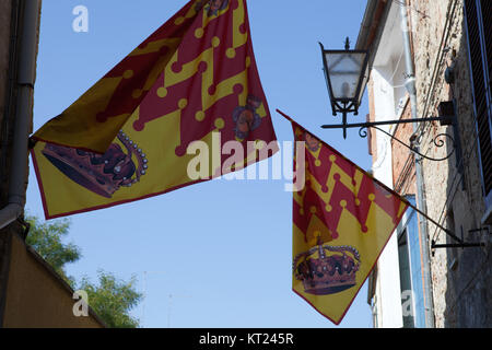 Festliche Flags auf Straßen Asciano. Toskana, Italien Stockfoto
