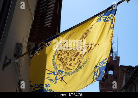 Festliche Flags auf Straßen Asciano. Toskana, Italien Stockfoto