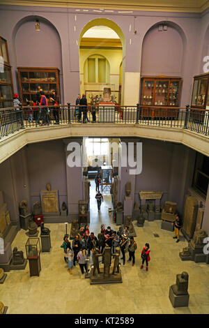 Die Leute an der Artefakte auf dem Display in das ägyptische Museum von Antiquitäten, Kairo, Ägypten Stockfoto