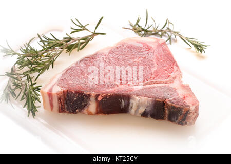 Trocken rohes Steak mit Knochen vom Rindfleisch Stockfoto