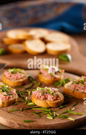 Pastete mit Bruschetta und Schnittlauch Stockfoto