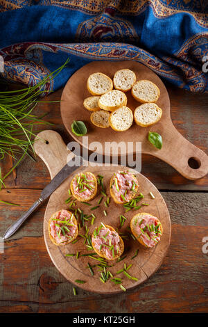 Brot mit streichfähige Wurst Stockfoto