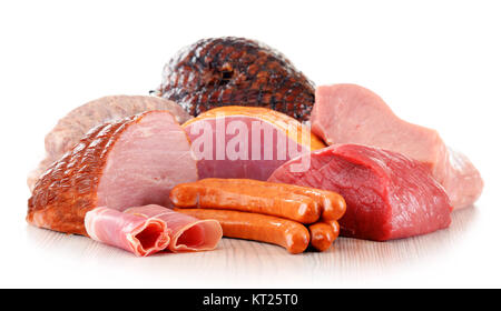 Fleischerzeugnisse mit Schinken und Würstchen isoliert auf weißem Stockfoto