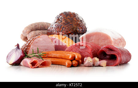 Fleischerzeugnisse mit Schinken und Würstchen isoliert auf weißem Stockfoto