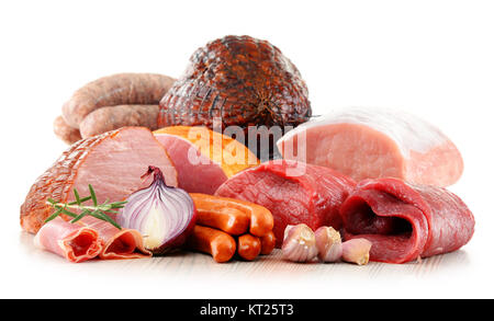 Fleischerzeugnisse mit Schinken und Würstchen isoliert auf weißem Stockfoto