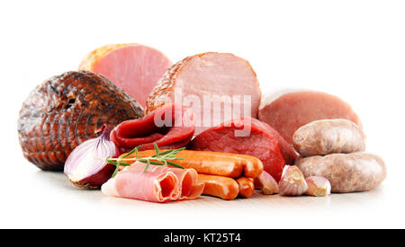 Fleischerzeugnisse mit Schinken und Würstchen isoliert auf weißem Stockfoto