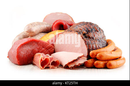 Fleischerzeugnisse mit Schinken und Würstchen isoliert auf weißem Stockfoto