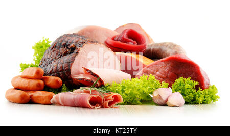 Fleischerzeugnisse mit Schinken und Würstchen isoliert auf weißem Stockfoto