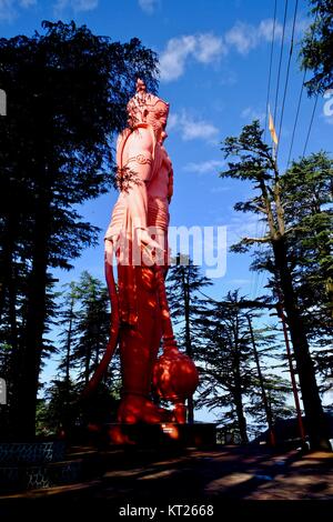 Der höchste Gott hanuman Statue in der Welt durch Jakhoo Tempel auf dem Hügel über Shimla Stockfoto