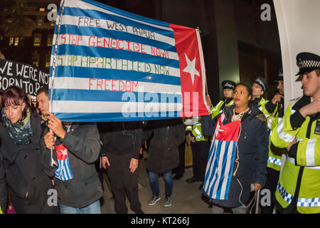 Free West Papua die Demonstranten auf die Not nicht Bombe Syrien protest Stoppt den Krieg am Tag vor dem Parlament abgegebenen Stimmen außerhalb der Labour Party HQ. Stockfoto