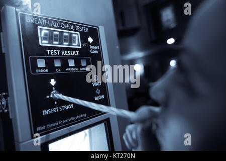 Alkohol Tester an eine Wand Stockfoto