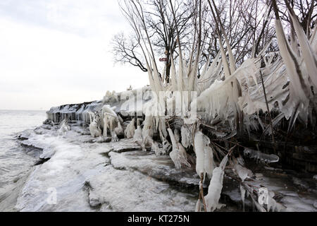 Eisformationen am Ufer des Lake Erie und Spray von der See friert ein Stockfoto